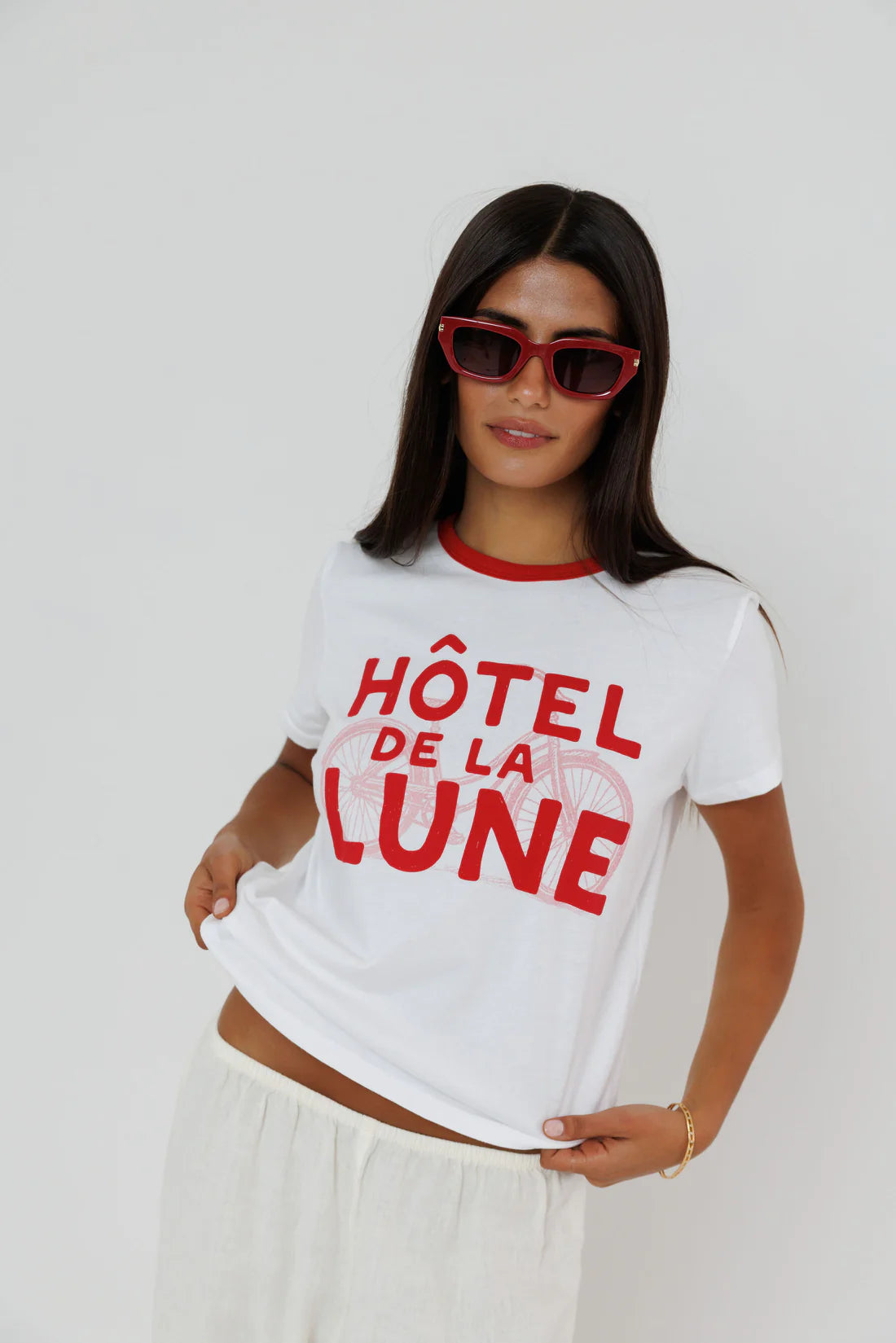 Hotel De La Lune, Ringer Tee