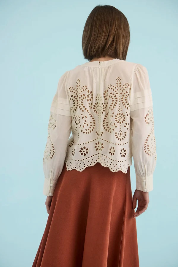 Jennifer Top, Ivory
